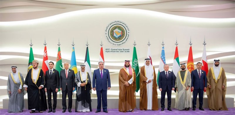 ناصر بن حمد يحضر مأدبة العشاء بمناسبة انعقاد اللقاء التشاوري
