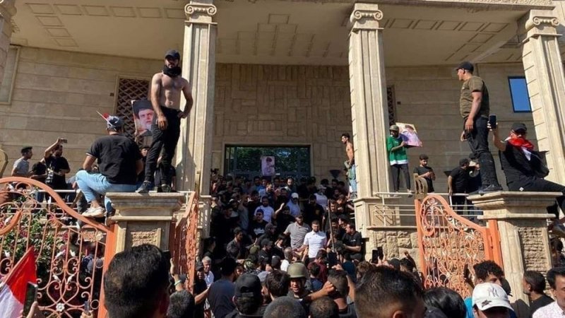 بخراطيم المياه.. قوات الأمن العراقية تفرق محتجين أمام سفارة السويد