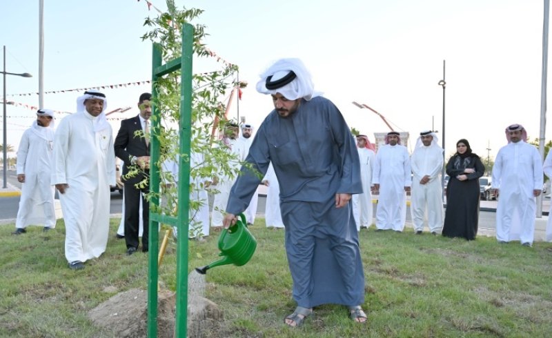 وزير شؤون البلديات والزراعة يشيد بمبادرة سمو الشيخ خالد بن حمد في تشجير المرافق الرياضية