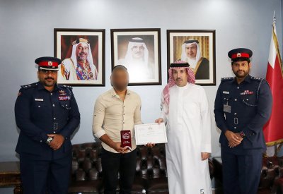 محافظ العاصمة يكرم مستفيد من "العقوبات البديلة" أسهم في إنقاذ حياة أفراد عائلة من الحريق
