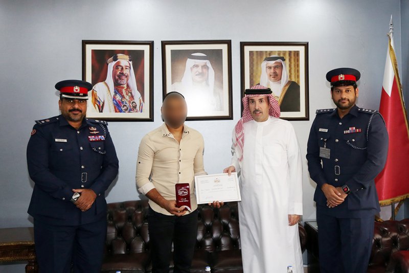 محافظ العاصمة يكرم مستفيد من "العقوبات البديلة" أسهم في إنقاذ حياة أفراد عائلة من الحريق