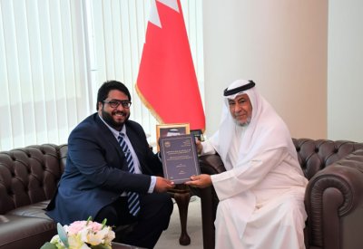 وزير شؤون مجلسي الشورى والنواب يستقبل الباحث جاسم فزيع