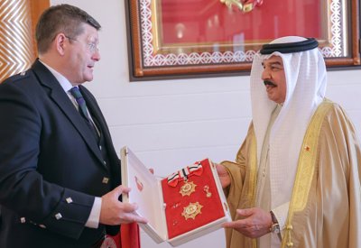 جلالة الملك المعظم يستقبل سفير المملكة المتحدة ويمنحه وسام البحرين من الدرجة الأولى