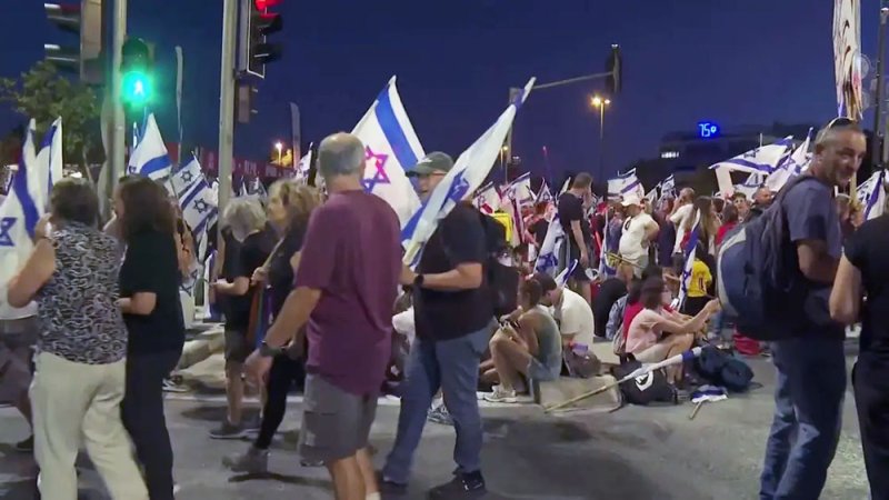 نتنياهو يخضع لعمية جراحية.. قبل تصويت مرتقب ووسط احتجاجات حاشدة
