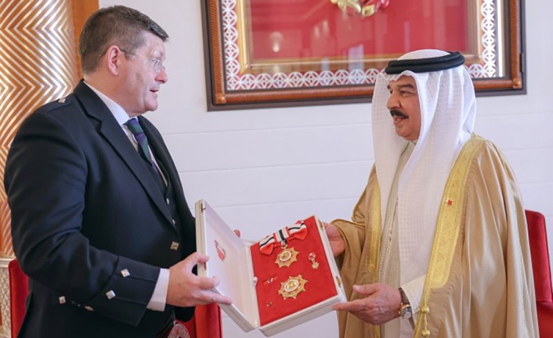 جلالة الملك المعظم يستقبل سفير المملكة المتحدة ويمنحه وسام البحرين من الدرجة الأولى