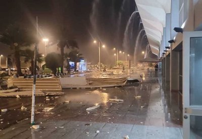 اليمن.. عاصفة شديدة تحطم الواجهات الزجاجية بمطار عدن