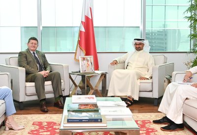 وزير الصناعة والتجارة يلتقي بسفير المملكة المتحدة لدى مملكة البحرين