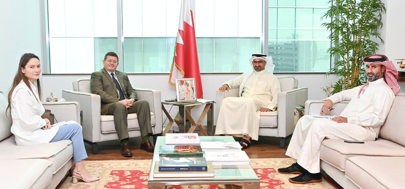 وزير الصناعة والتجارة يلتقي بسفير المملكة المتحدة لدى مملكة البحرين