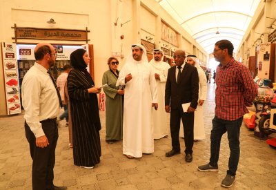مدير عام البلدية الجنوبية والعضو البلدي فرج يبحثان أبرز الاحتياجات الخدمية بمدينة عيسى والسوق الشعبي