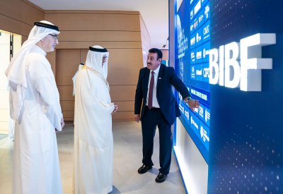 وزير الخارجية يقوم بزيارة معهد البحرين للدراسات المصرفية والمالية BIBF