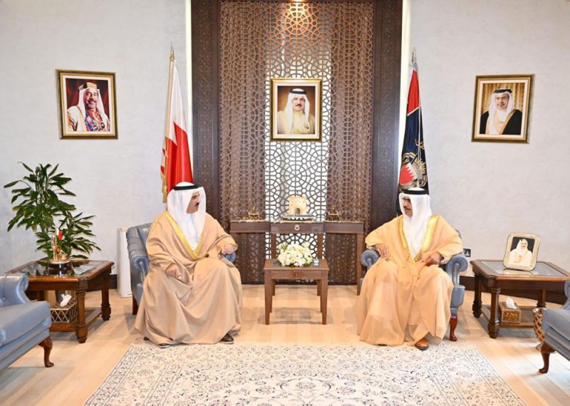وزير الداخلية يبحث مع سفير البحرين لدى دولة الإمارات تطوير التعاون بين البلدين