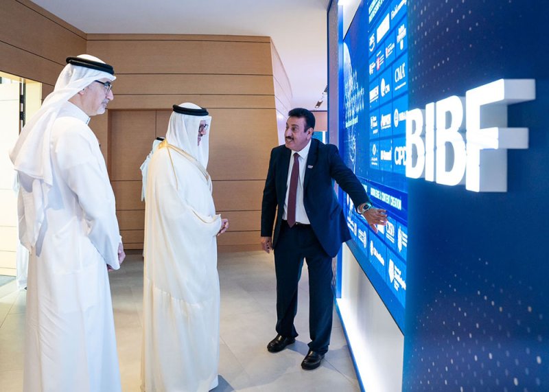 وزير الخارجية يقوم بزيارة معهد البحرين للدراسات المصرفية والمالية BIBF