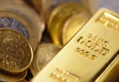الذهب يرتفع لأعلى مستوى في أسبوع بدعم من تراجع الدولار