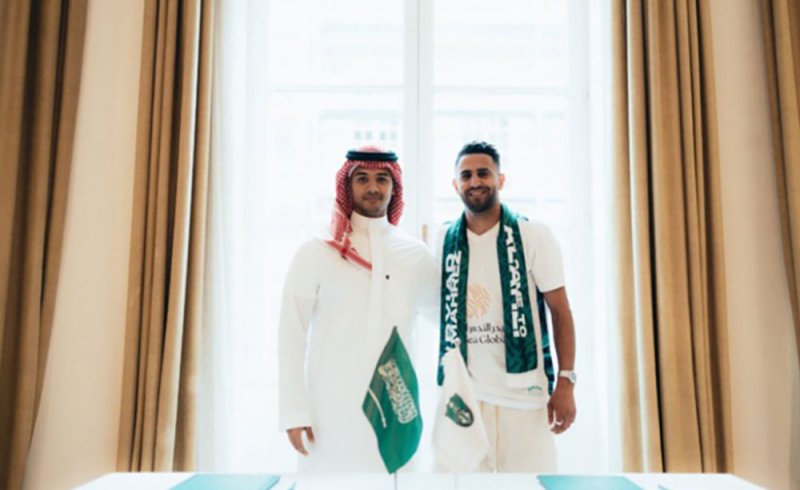 الأهلي السعودي يعلن تعاقده مع رياض محرز
