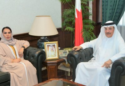وزير العمل يلتقي رئيسة جمعية البحرين للإنماء والتطوير