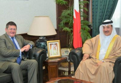 وزير العمل يستقبل السفير البريطاني بمناسبة انتهاء فترة عمله