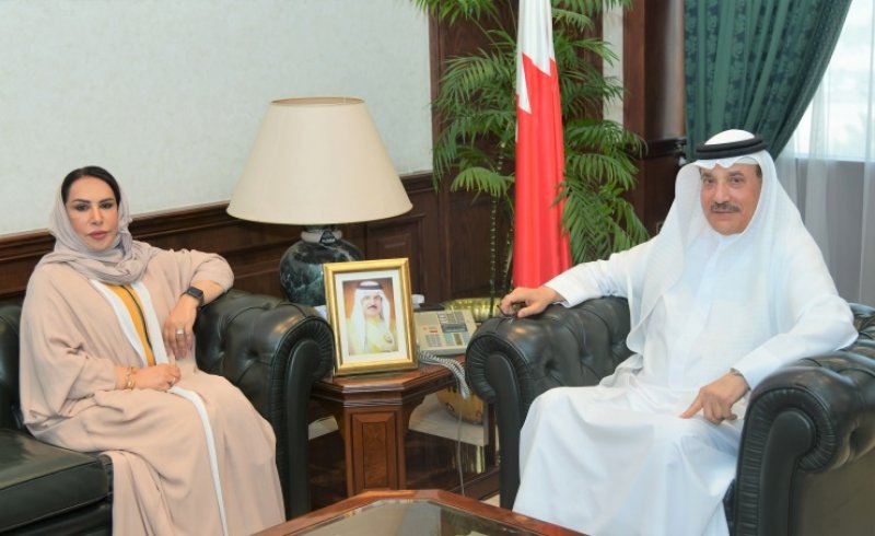وزير العمل يلتقي رئيسة جمعية البحرين للإنماء والتطوير