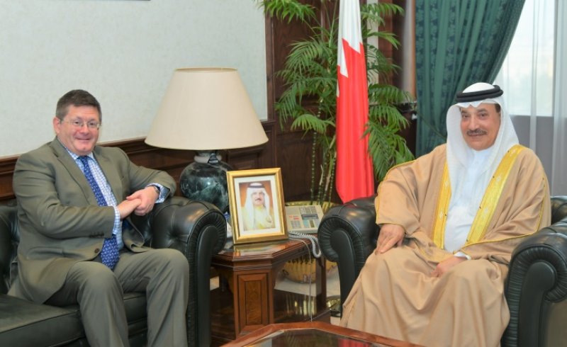وزير العمل يستقبل السفير البريطاني بمناسبة انتهاء فترة عمله