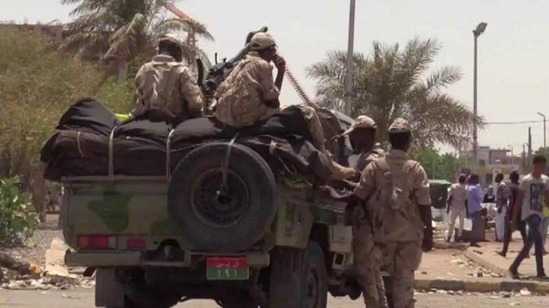 أمر بضبط قيادات سابقة بنظام البشير هربوا من السجن عقب مواجهات الجيش والدعم