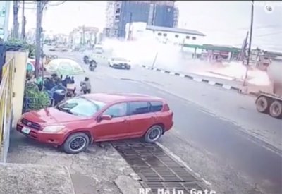 بالفيديو: حادثة مروعة.. الطائرة سقطت في الشارع والركاب نجوا