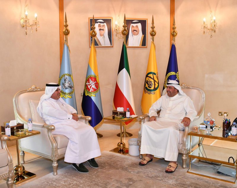 نائب رئيس مجلس الوزراء ووزير الدفاع بدولة الكويت يستقبل سفير مملكة البحرين في الكويت