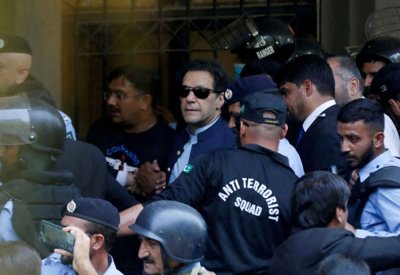 الشرطة الباكستانية تعتقل رئيس الوزراء السابق عمران خان