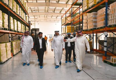 بالصور: وزير الصناعة والتجارة يقوم بزيارة تفقدية إلى شركة ديرة لاند للمشروبات بمدينة سلمان الصناعية