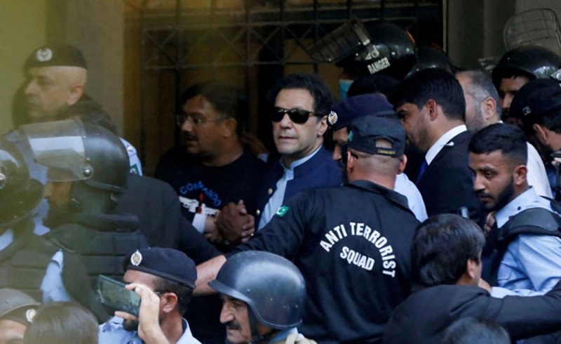 الشرطة الباكستانية تعتقل رئيس الوزراء السابق عمران خان