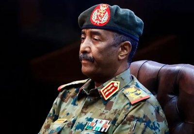 البرهان يكلف مدير عام قوات الشرطة بمهام وزير الداخلية