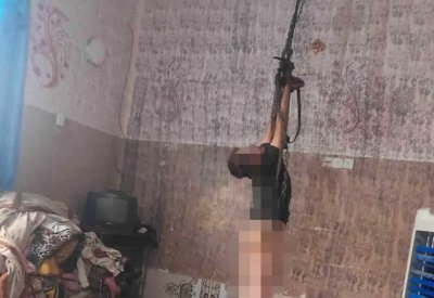 تعنيف صبي عراقي بطريقة بشعة.. الأب قيده وعلقه في سلسلة