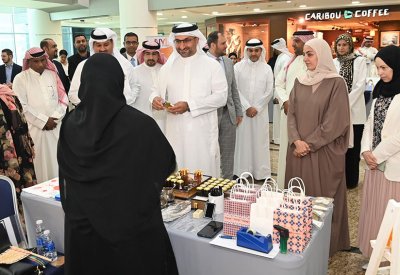 وزير الصناعة والتجارة يفتتح معرض الخير للأسر المنتجة