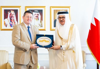 وزير الخارجية يستقبل سفير المملكة المتحدة لدى مملكة البحرين بمناسبة انتهاء فترة عمله