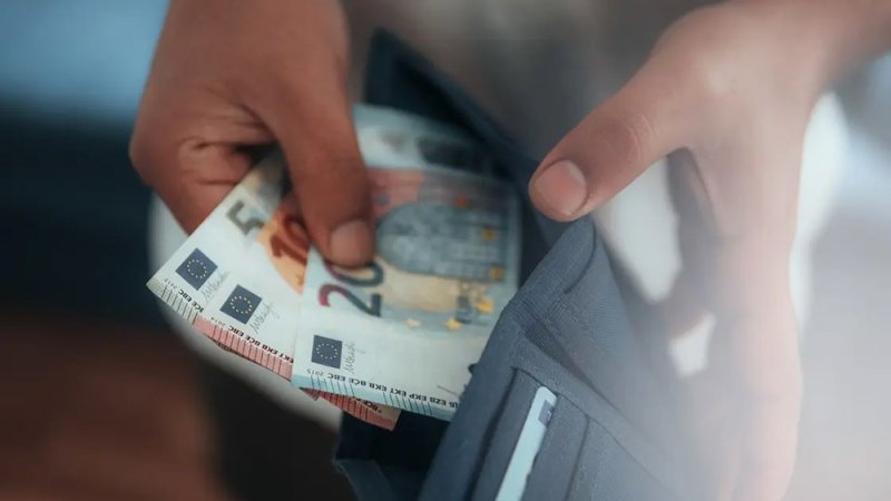 "لفتة كرم غير مقصودة".. شركة تدفع لموظف 367 ضعف راتبه!
