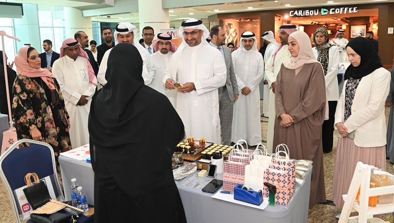 وزير الصناعة والتجارة يفتتح معرض الخير للأسر المنتجة