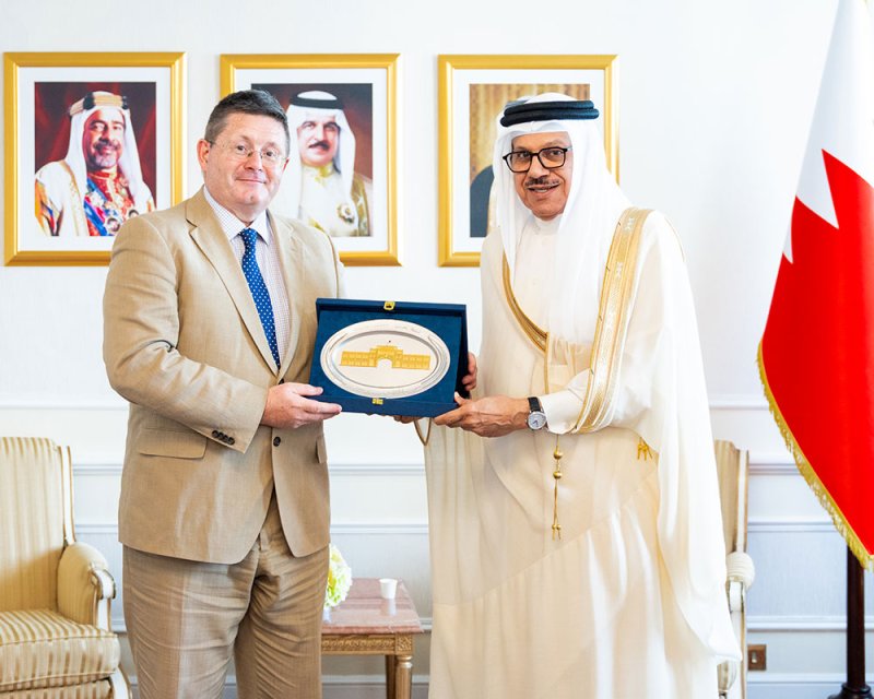 وزير الخارجية يستقبل سفير المملكة المتحدة لدى مملكة البحرين بمناسبة انتهاء فترة عمله