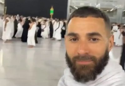 بالفيديو: كريم بنزيمة يؤدي مناسك العمرة