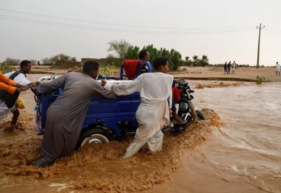 وسط الأزمة الصحية.. سيول تدمر مئات المنازل بشمال السودان