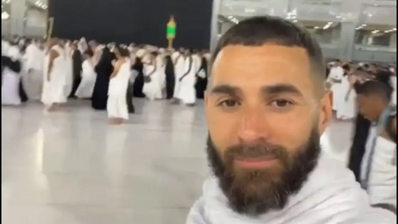 بالفيديو: كريم بنزيمة يؤدي مناسك العمرة