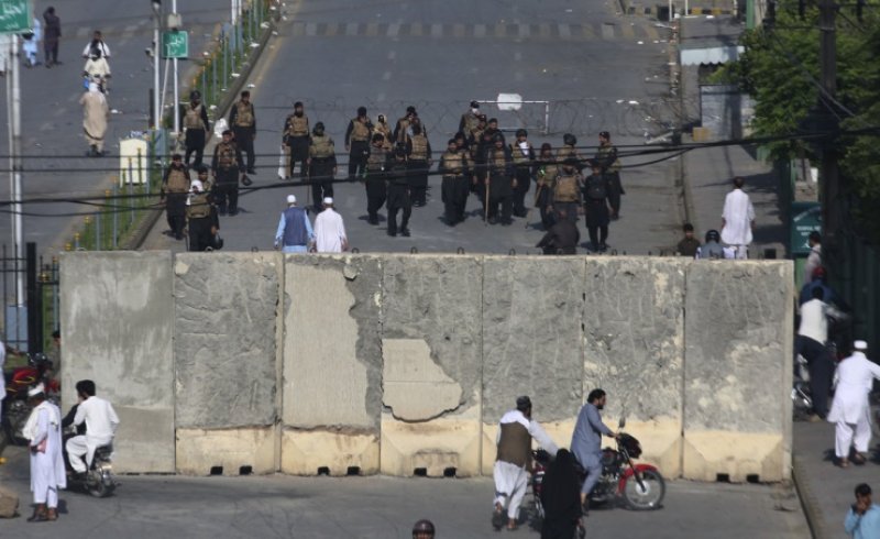مصرع رجل شرطة إثر هجوم إرهابي في باكستان