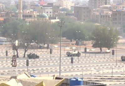 "اشتباكات أم درمان" تجبر سودانيين على مغادرة منازلهم