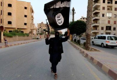 سيطر على بلدة لساعات ثم انسحب.. داعش يقتل 10 من الجيش السوري