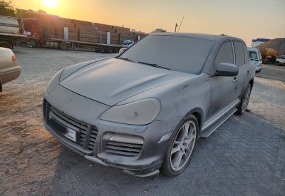 سيارات فخمة ومهجورة.. ما القصة؟