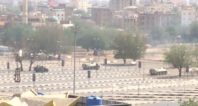 "اشتباكات أم درمان" تجبر سودانيين على مغادرة منازلهم
