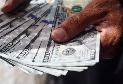 الدولار يتراجع مع تحسن إقبال المستثمرين على المخاطرة