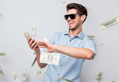 هبط عليه أكثر من مليار دولار.. محظوظ فاز باليانصيب ولم يظهر بعد