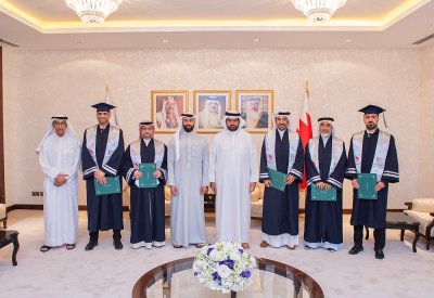 سمو الشيخ عيسى بن علي يكرم خريجي دبلوم الإدارة الرياضية