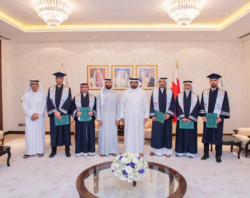 سمو الشيخ عيسى بن علي يكرم خريجي دبلوم الإدارة الرياضية