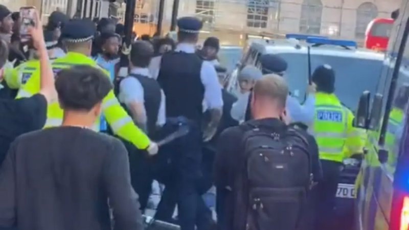 بالفيديو: نهب وفوضى.. تحدي "تيك توك" جديد يربك لندن