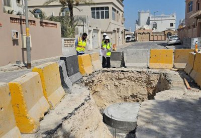 "الأشغال": بدء أعمال مشروع إعادة تأهيل وتطوير عدد من الطرق بمجمع 816 في مدينة عيسى