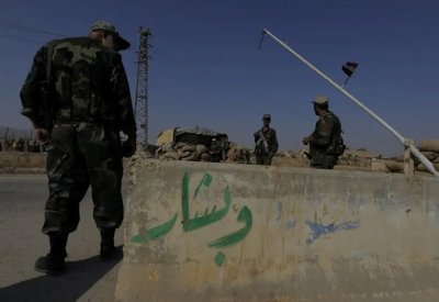 مقتل 23 جندياً في هجوم لداعش على حافلة عسكرية في شرق سوريا